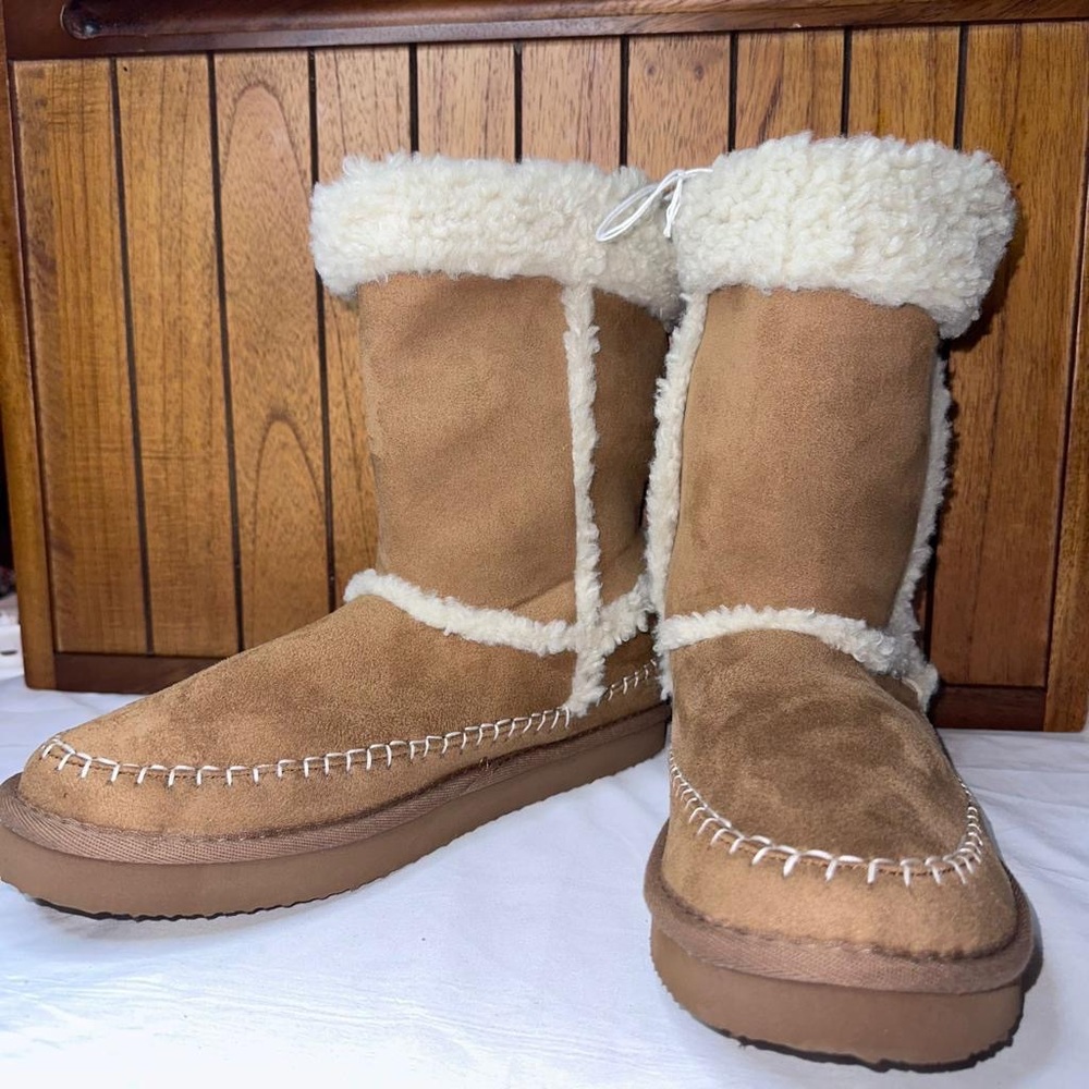 NWT AMERICAN EAGLE WINTER BOOT
FAUX FUR SIZE 10W
